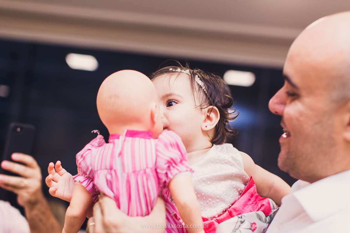 Júlia 1 ano, aniversário de menina em Vitória ES, festa de menina no tema jardim, look rosa para aniversariante de 1 ano, o que vestir no aniversário de 1 ano da minha filha, mãe de 2, tássila costa fotografia, fotos espontâneas no aniversário de 1 ano