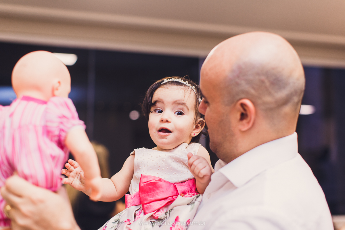 Júlia 1 ano, aniversário de menina em Vitória ES, festa de menina no tema jardim, look rosa para aniversariante de 1 ano, o que vestir no aniversário de 1 ano da minha filha, mãe de 2, tássila costa fotografia, fotos espontâneas no aniversário de 1 ano
