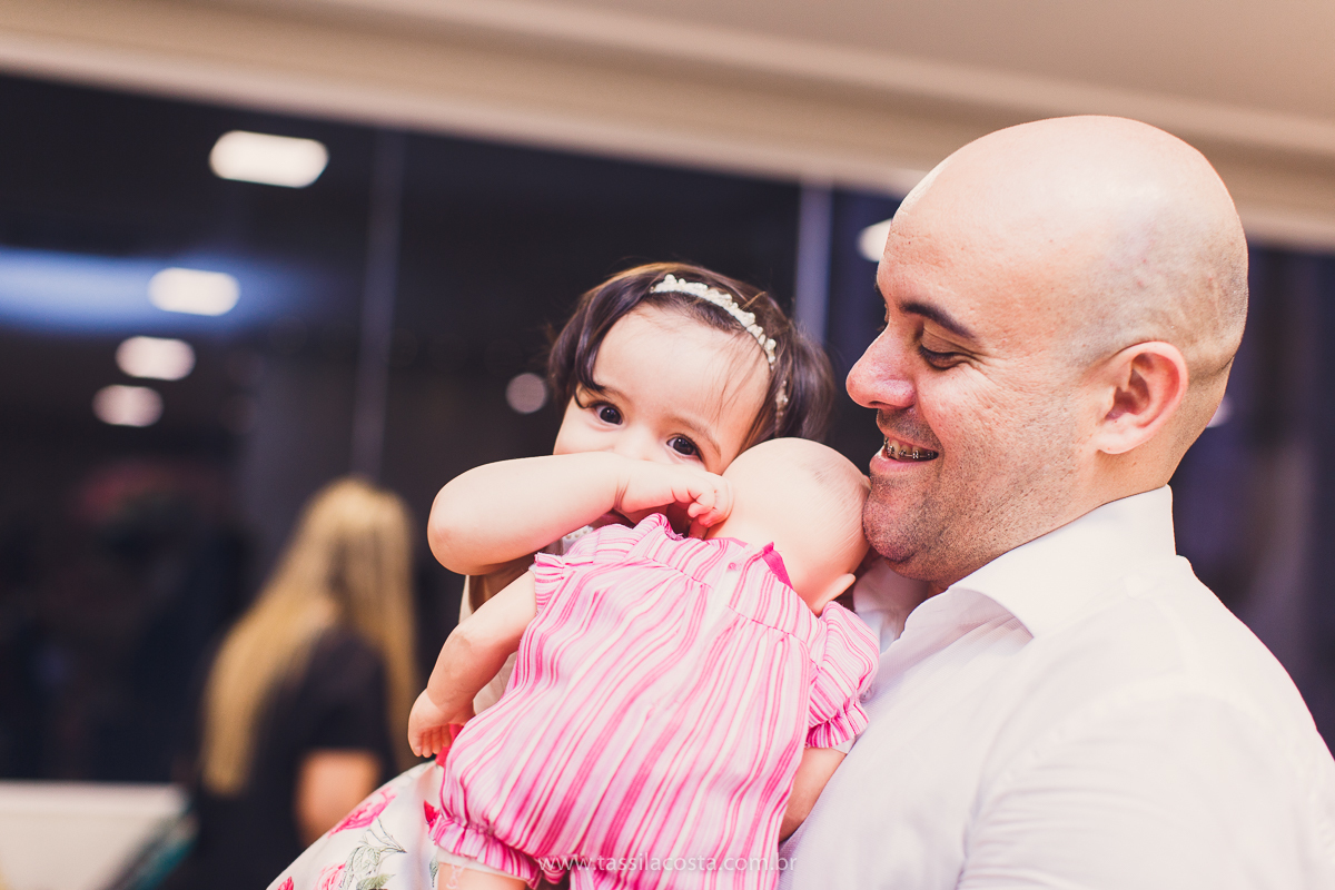 Júlia 1 ano, aniversário de menina em Vitória ES, festa de menina no tema jardim, look rosa para aniversariante de 1 ano, o que vestir no aniversário de 1 ano da minha filha, mãe de 2, tássila costa fotografia, fotos espontâneas no aniversário de 1 ano
