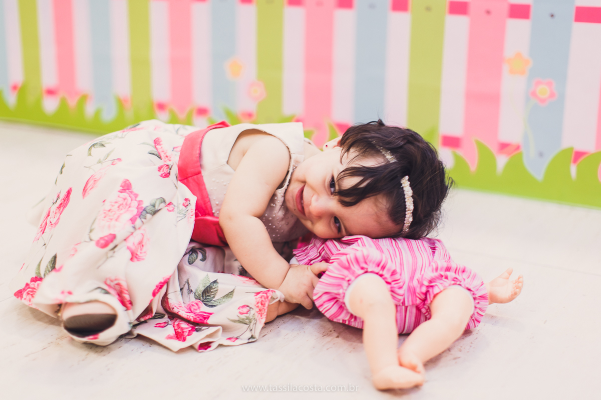 Júlia 1 ano, aniversário de menina em Vitória ES, festa de menina no tema jardim, look rosa para aniversariante de 1 ano, o que vestir no aniversário de 1 ano da minha filha, mãe de 2, tássila costa fotografia, fotos espontâneas no aniversário de 1 ano