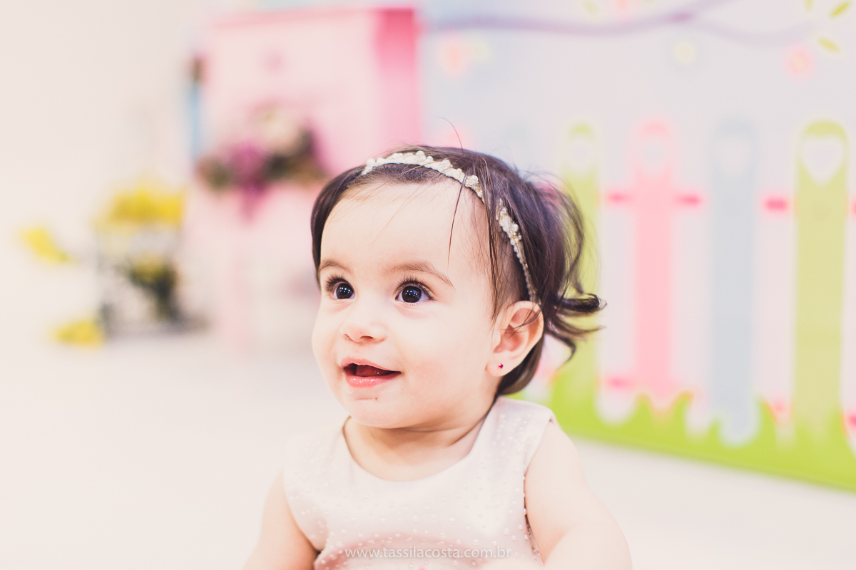 Júlia 1 ano, aniversário de menina em Vitória ES, festa de menina no tema jardim, look rosa para aniversariante de 1 ano, o que vestir no aniversário de 1 ano da minha filha, mãe de 2, tássila costa fotografia, fotos espontâneas no aniversário de 1 ano