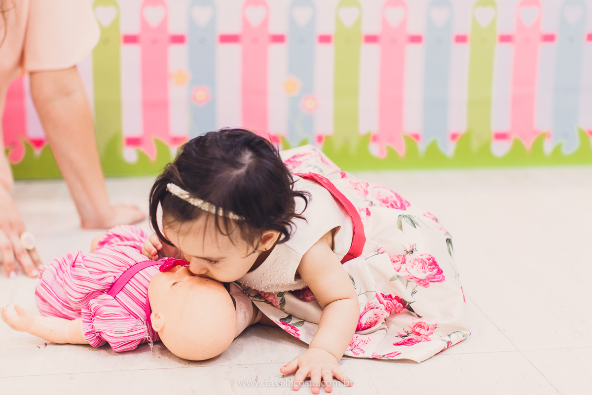 Júlia 1 ano, aniversário de menina em Vitória ES, festa de menina no tema jardim, look rosa para aniversariante de 1 ano, o que vestir no aniversário de 1 ano da minha filha, mãe de 2, tássila costa fotografia, fotos espontâneas no aniversário de 1 ano