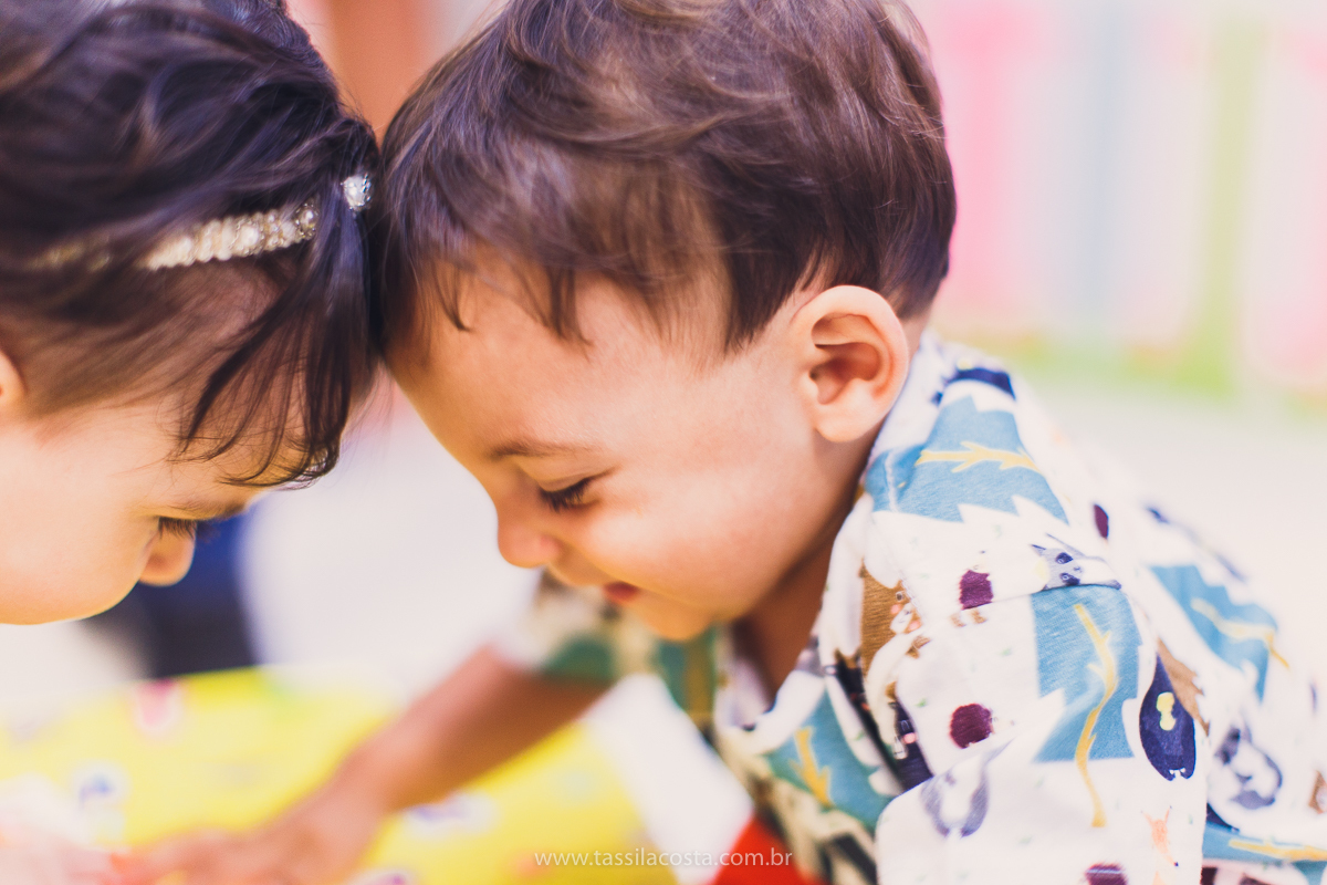 Júlia 1 ano, aniversário de menina em Vitória ES, festa de menina no tema jardim, look rosa para aniversariante de 1 ano, o que vestir no aniversário de 1 ano da minha filha, mãe de 2, tássila costa fotografia, fotos espontâneas no aniversário de 1 anoJúl