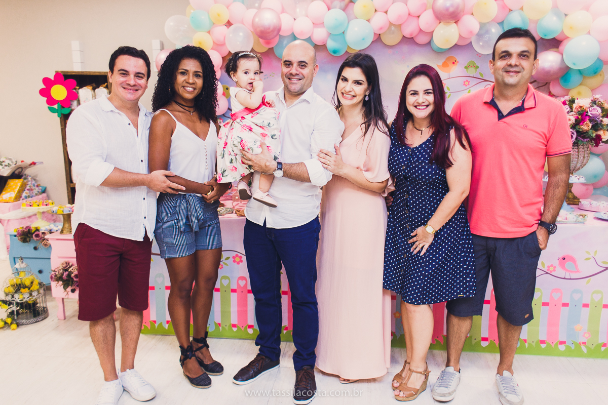 Júlia 1 ano, aniversário de menina em Vitória ES, festa de menina no tema jardim, look rosa para aniversariante de 1 ano, o que vestir no aniversário de 1 ano da minha filha, mãe de 2, tássila costa fotografia, fotos espontâneas no aniversário de 1 ano