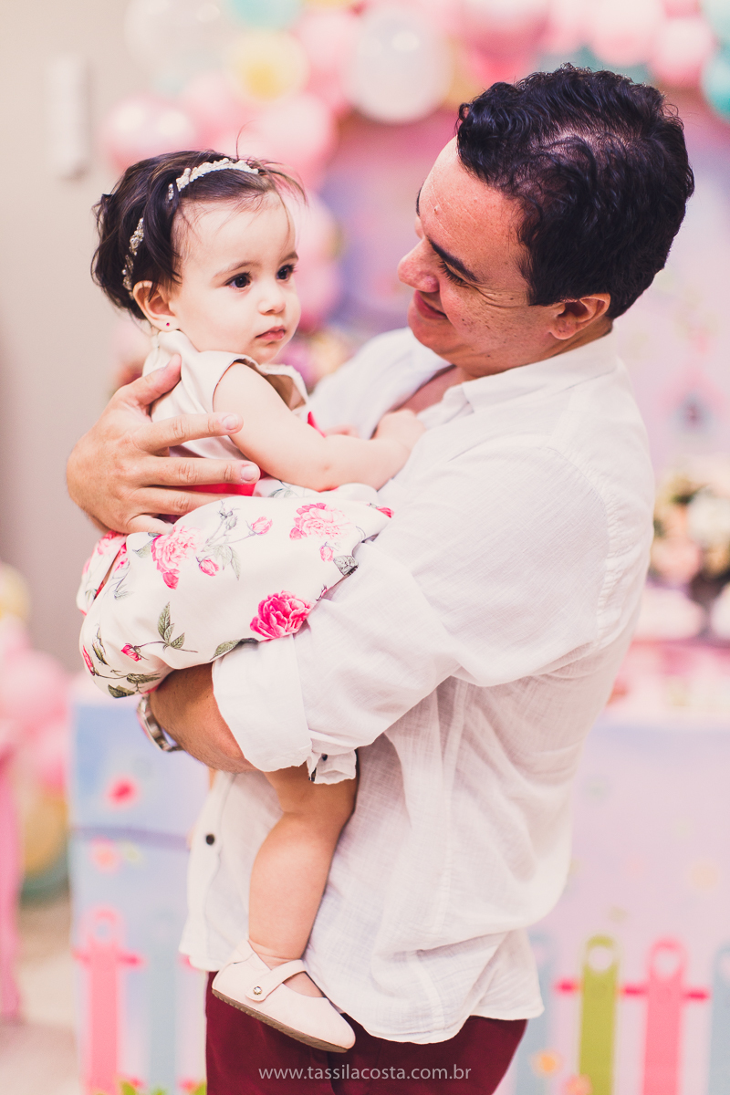Júlia 1 ano, aniversário de menina em Vitória ES, festa de menina no tema jardim, look rosa para aniversariante de 1 ano, o que vestir no aniversário de 1 ano da minha filha, mãe de 2, tássila costa fotografia, fotos espontâneas no aniversário de 1 ano