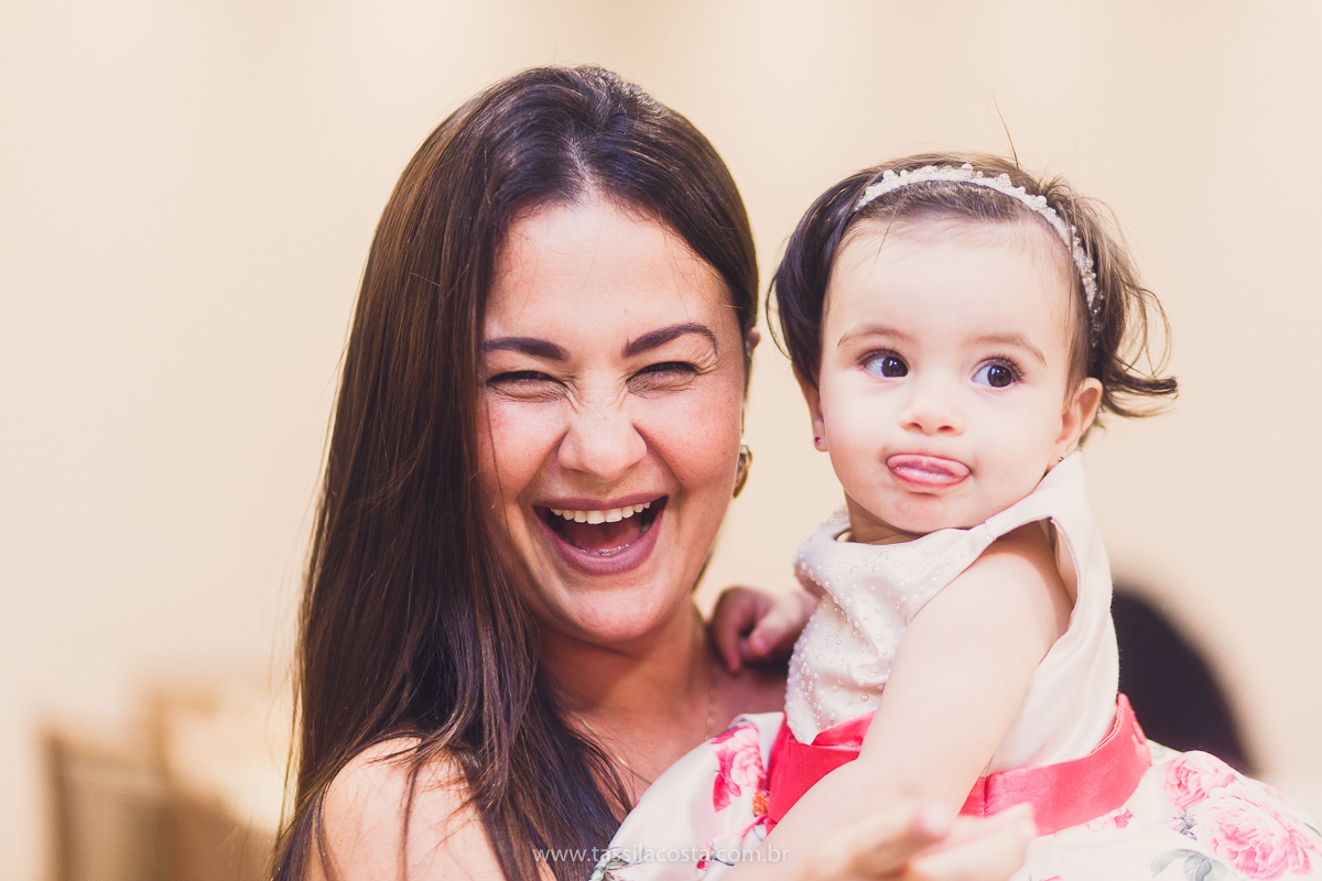 Júlia 1 ano, aniversário de menina em Vitória ES, festa de menina no tema jardim, look rosa para aniversariante de 1 ano, o que vestir no aniversário de 1 ano da minha filha, mãe de 2, tássila costa fotografia, fotos espontâneas no aniversário de 1 ano
