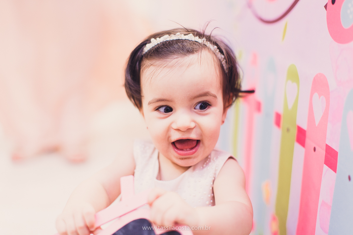 Júlia 1 ano, aniversário de menina em Vitória ES, festa de menina no tema jardim, look rosa para aniversariante de 1 ano, o que vestir no aniversário de 1 ano da minha filha, mãe de 2, tássila costa fotografia, fotos espontâneas no aniversário de 1 ano