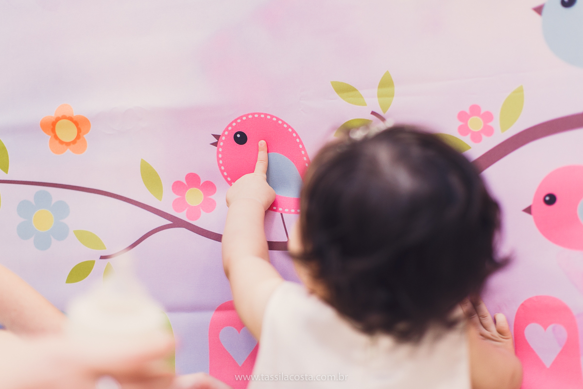 Júlia 1 ano, aniversário de menina em Vitória ES, festa de menina no tema jardim, look rosa para aniversariante de 1 ano, o que vestir no aniversário de 1 ano da minha filha, mãe de 2, tássila costa fotografia, fotos espontâneas no aniversário de 1 ano