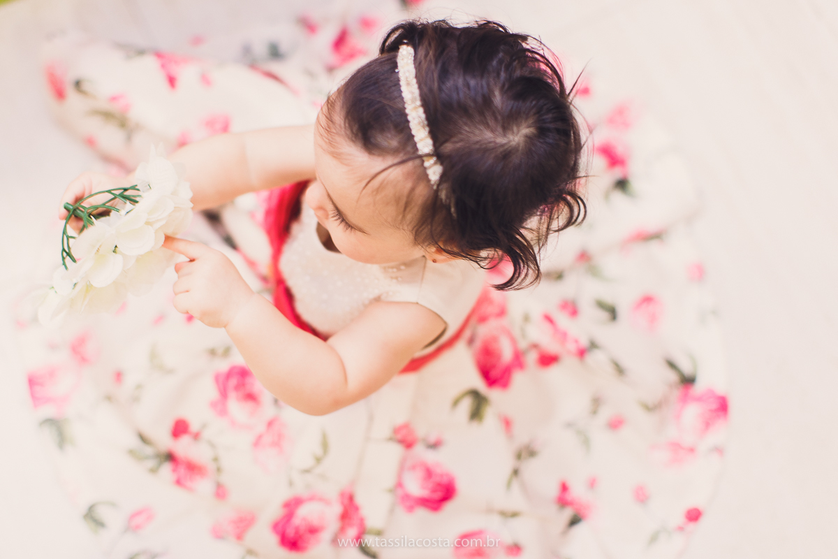 Júlia 1 ano, aniversário de menina em Vitória ES, festa de menina no tema jardim, look rosa para aniversariante de 1 ano, o que vestir no aniversário de 1 ano da minha filha, mãe de 2, tássila costa fotografia, fotos espontâneas no aniversário de 1 ano