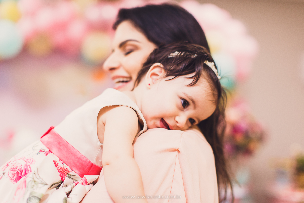 Júlia 1 ano, aniversário de menina em Vitória ES, festa de menina no tema jardim, look rosa para aniversariante de 1 ano, o que vestir no aniversário de 1 ano da minha filha, mãe de 2, tássila costa fotografia, fotos espontâneas no aniversário de 1 ano