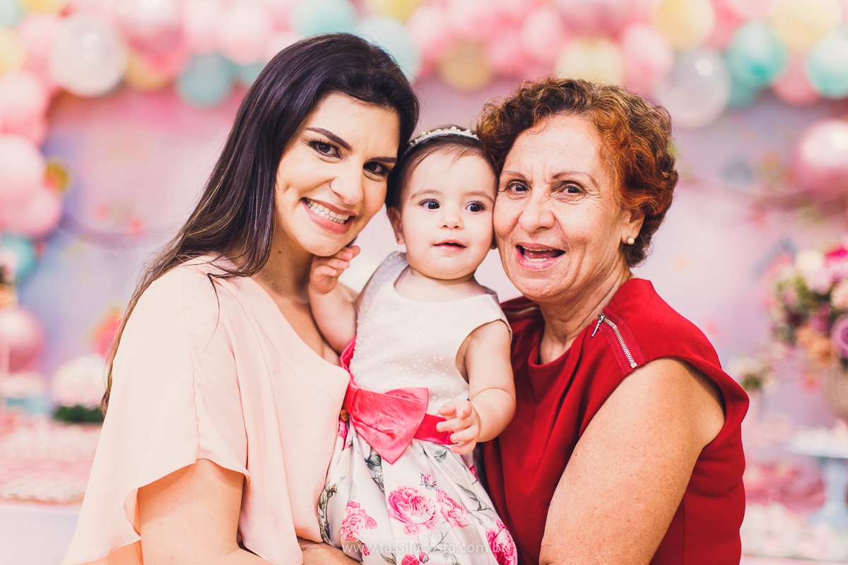 Júlia 1 ano, aniversário de menina em Vitória ES, festa de menina no tema jardim, look rosa para aniversariante de 1 ano, o que vestir no aniversário de 1 ano da minha filha, mãe de 2, tássila costa fotografia, fotos espontâneas no aniversário de 1 ano