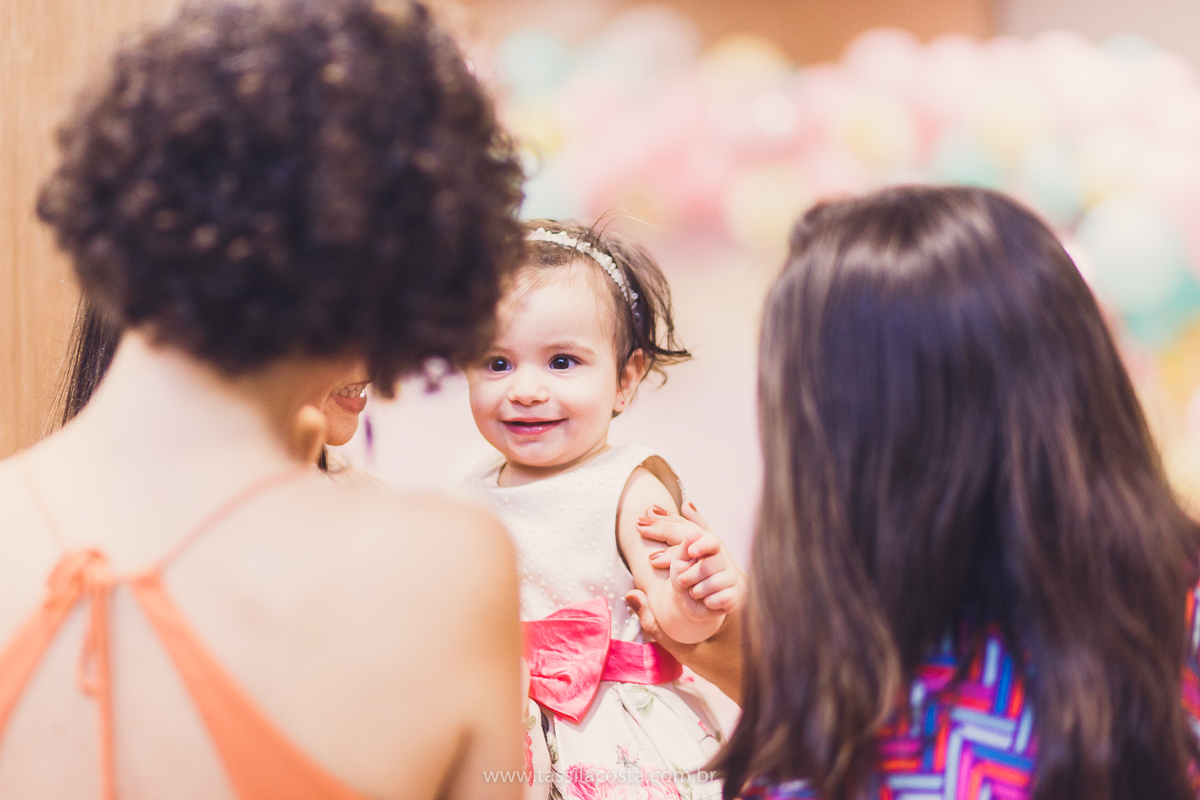 Júlia 1 ano, aniversário de menina em Vitória ES, festa de menina no tema jardim, look rosa para aniversariante de 1 ano, o que vestir no aniversário de 1 ano da minha filha, mãe de 2, tássila costa fotografia, fotos espontâneas no aniversário de 1 ano