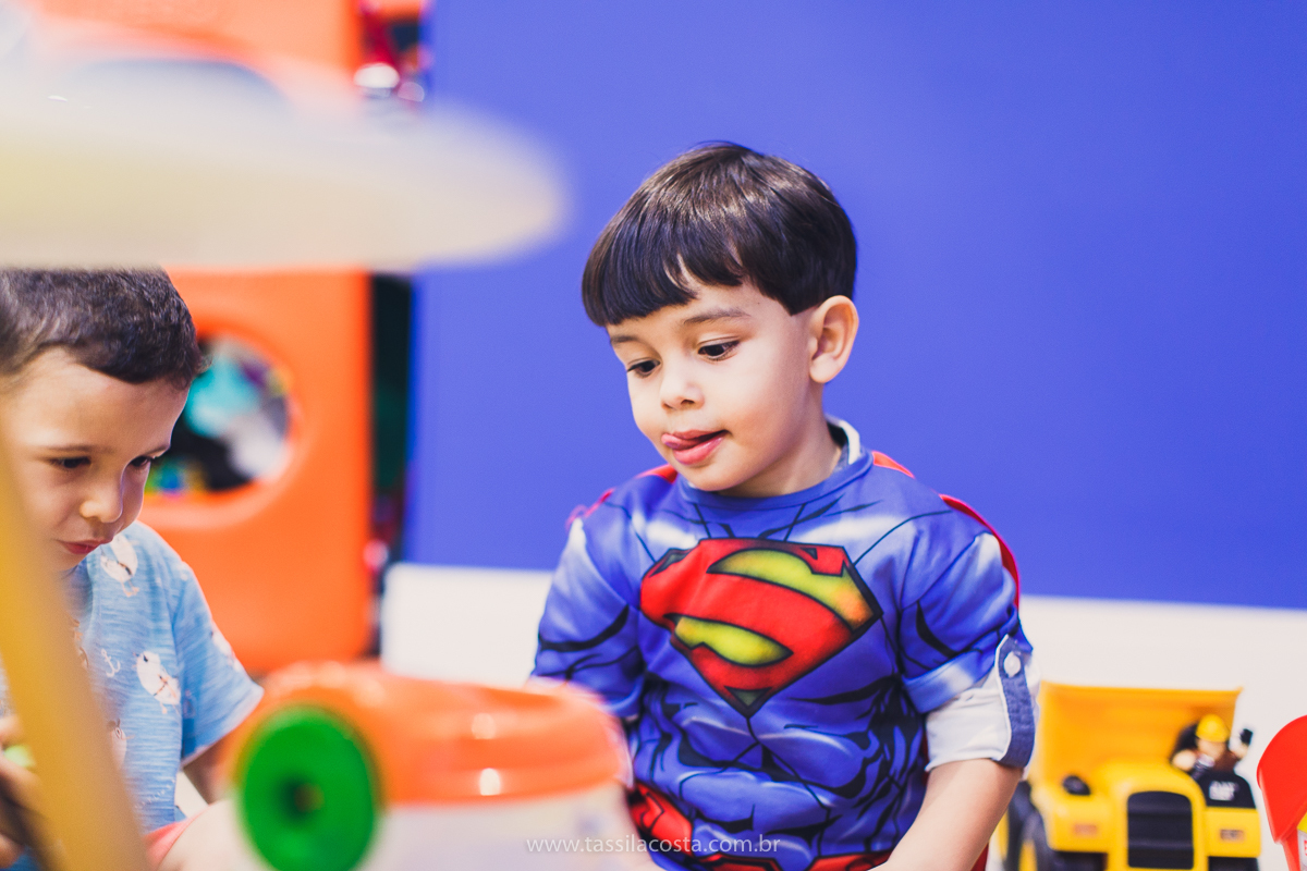 Júlia 1 ano, aniversário de menina em Vitória ES, festa de menina no tema jardim, look rosa para aniversariante de 1 ano, o que vestir no aniversário de 1 ano da minha filha, mãe de 2, tássila costa fotografia, fotos espontâneas no aniversário de 1 ano