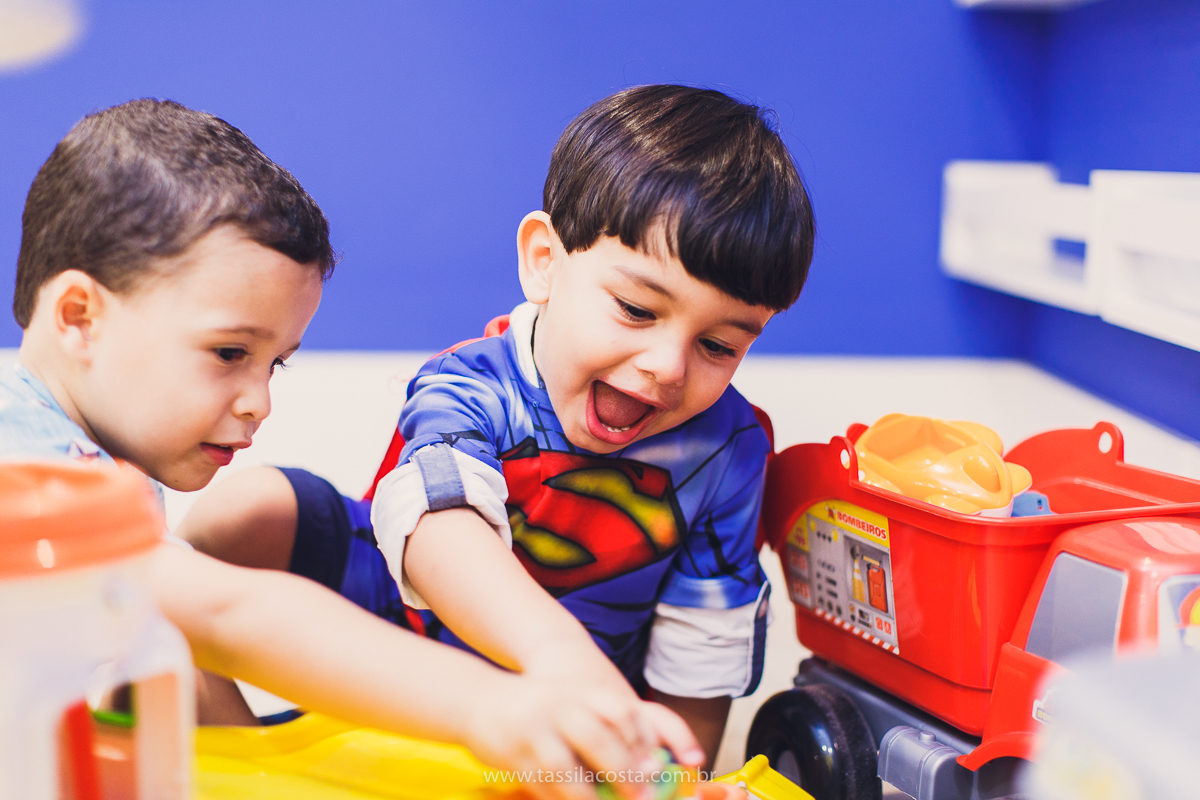Júlia 1 ano, aniversário de menina em Vitória ES, festa de menina no tema jardim, look rosa para aniversariante de 1 ano, o que vestir no aniversário de 1 ano da minha filha, mãe de 2, tássila costa fotografia, fotos espontâneas no aniversário de 1 ano
