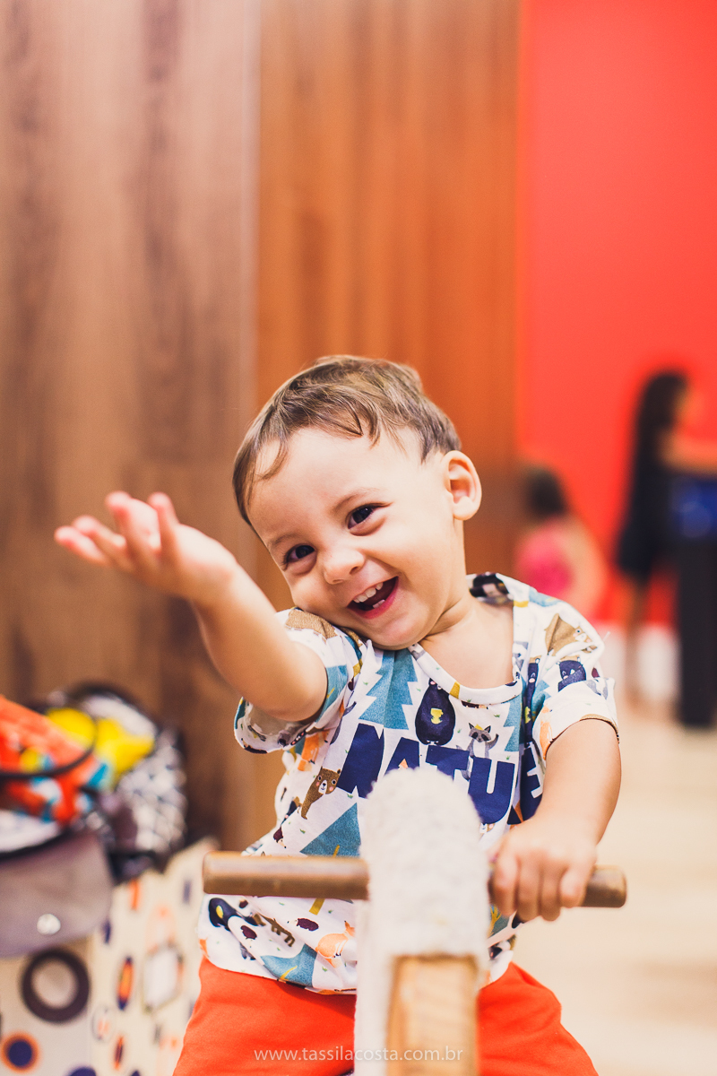 Júlia 1 ano, aniversário de menina em Vitória ES, festa de menina no tema jardim, look rosa para aniversariante de 1 ano, o que vestir no aniversário de 1 ano da minha filha, mãe de 2, tássila costa fotografia, fotos espontâneas no aniversário de 1 ano