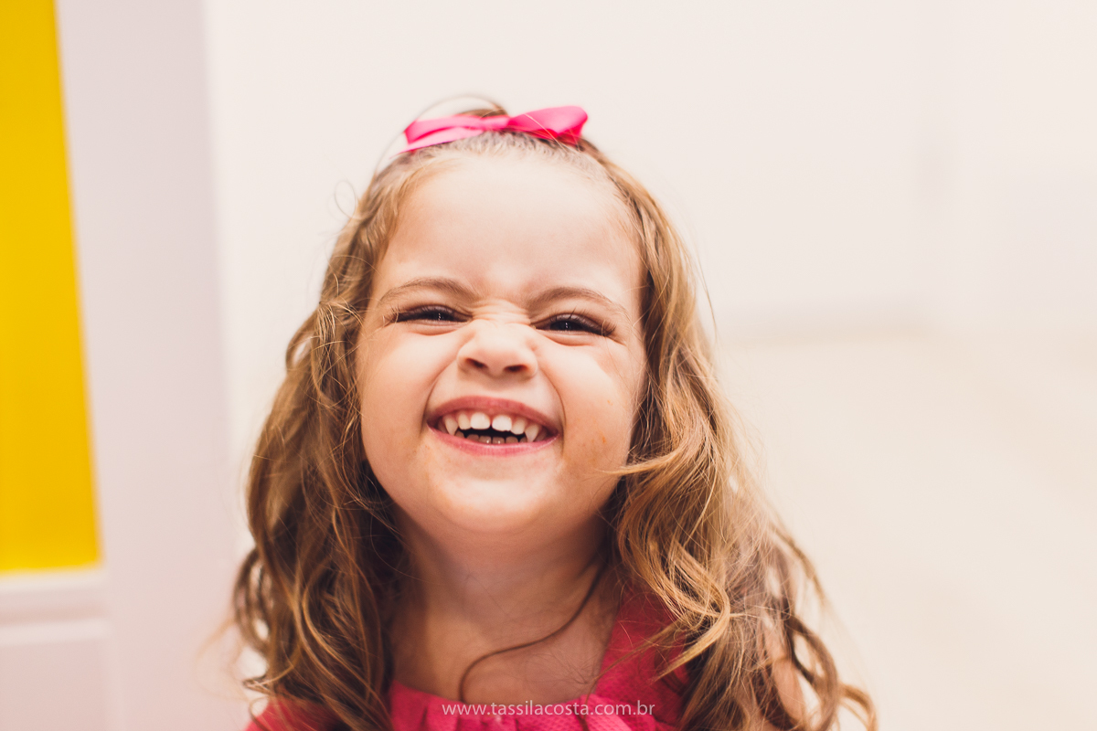 Júlia 1 ano, aniversário de menina em Vitória ES, festa de menina no tema jardim, look rosa para aniversariante de 1 ano, o que vestir no aniversário de 1 ano da minha filha, mãe de 2, tássila costa fotografia, fotos espontâneas no aniversário de 1 ano