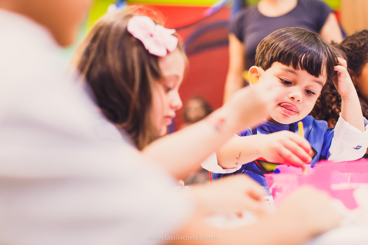 Júlia 1 ano, aniversário de menina em Vitória ES, festa de menina no tema jardim, look rosa para aniversariante de 1 ano, o que vestir no aniversário de 1 ano da minha filha, mãe de 2, tássila costa fotografia, fotos espontâneas no aniversário de 1 ano