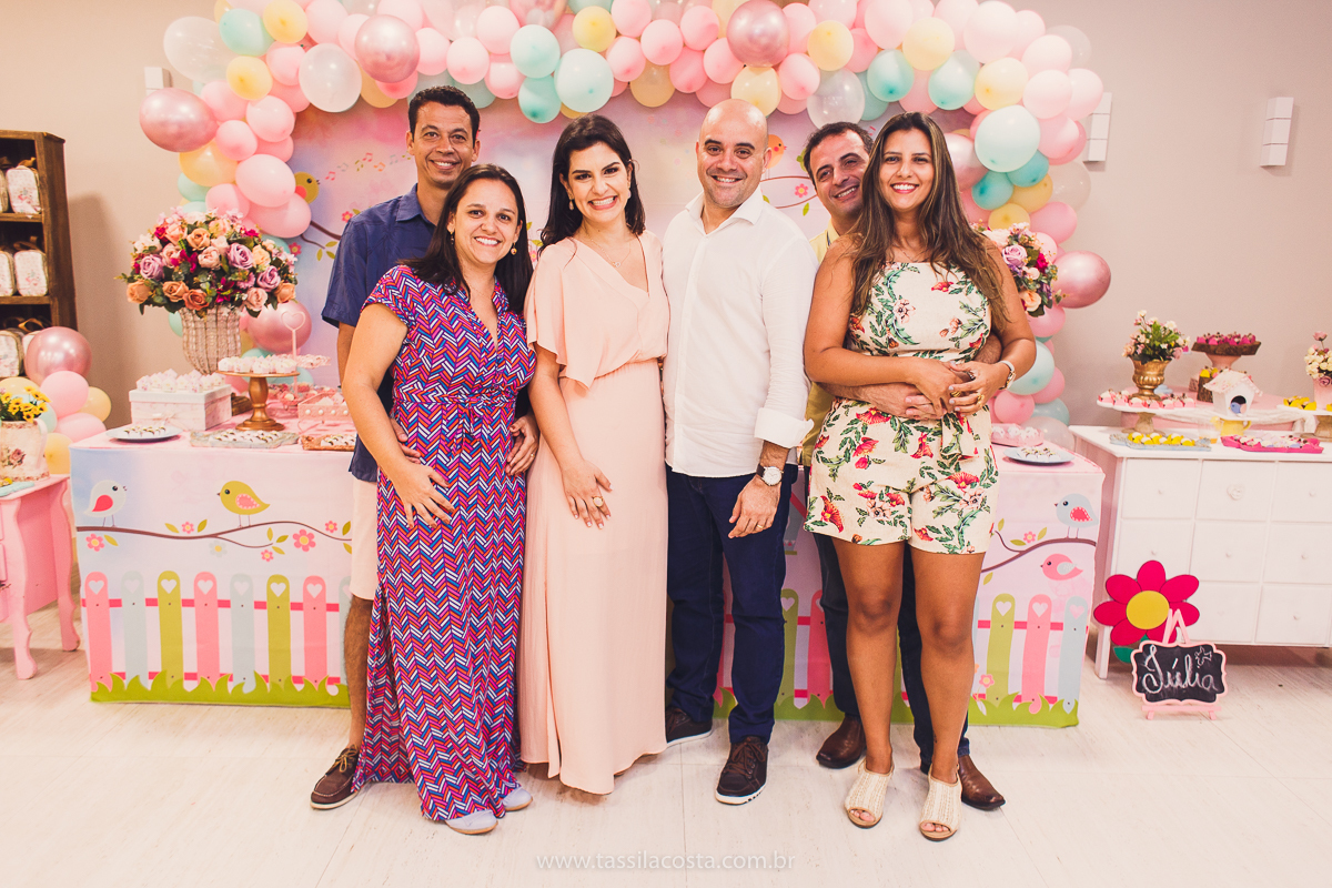 Júlia 1 ano, aniversário de menina em Vitória ES, festa de menina no tema jardim, look rosa para aniversariante de 1 ano, o que vestir no aniversário de 1 ano da minha filha, mãe de 2, tássila costa fotografia, fotos espontâneas no aniversário de 1 ano