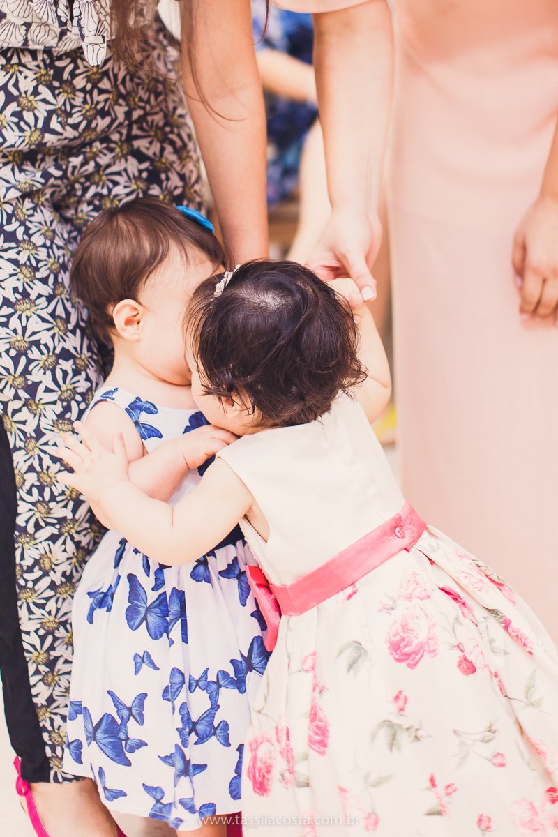 Júlia 1 ano, aniversário de menina em Vitória ES, festa de menina no tema jardim, look rosa para aniversariante de 1 ano, o que vestir no aniversário de 1 ano da minha filha, mãe de 2, tássila costa fotografia, fotos espontâneas no aniversário de 1 ano