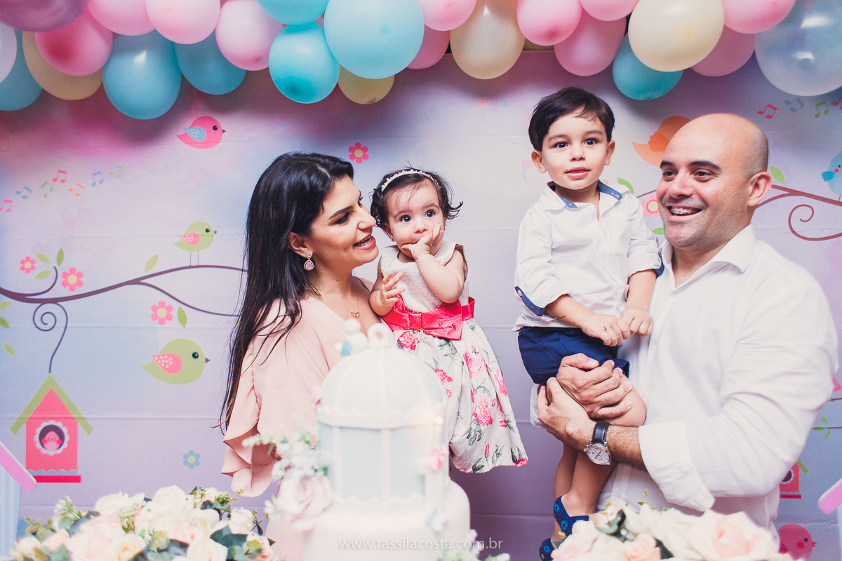 Júlia 1 ano, aniversário de menina em Vitória ES, festa de menina no tema jardim, look rosa para aniversariante de 1 ano, o que vestir no aniversário de 1 ano da minha filha, mãe de 2, tássila costa fotografia, fotos espontâneas no aniversário de 1 ano