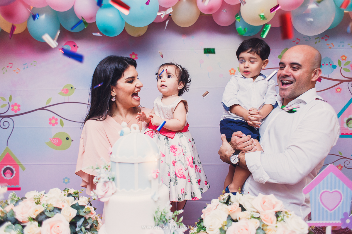 Júlia 1 ano, aniversário de menina em Vitória ES, festa de menina no tema jardim, look rosa para aniversariante de 1 ano, o que vestir no aniversário de 1 ano da minha filha, mãe de 2, tássila costa fotografia, fotos espontâneas no aniversário de 1 ano