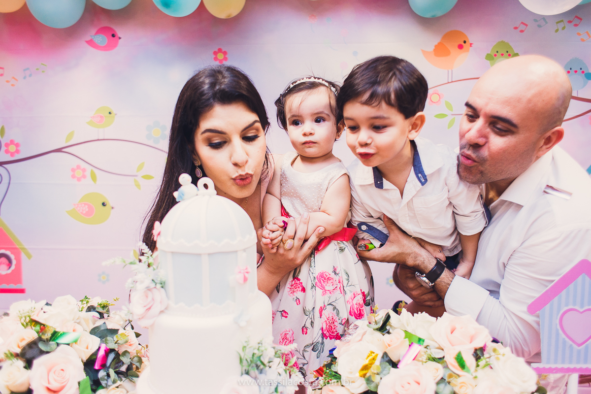 Júlia 1 ano, aniversário de menina em Vitória ES, festa de menina no tema jardim, look rosa para aniversariante de 1 ano, o que vestir no aniversário de 1 ano da minha filha, mãe de 2, tássila costa fotografia, fotos espontâneas no aniversário de 1 ano