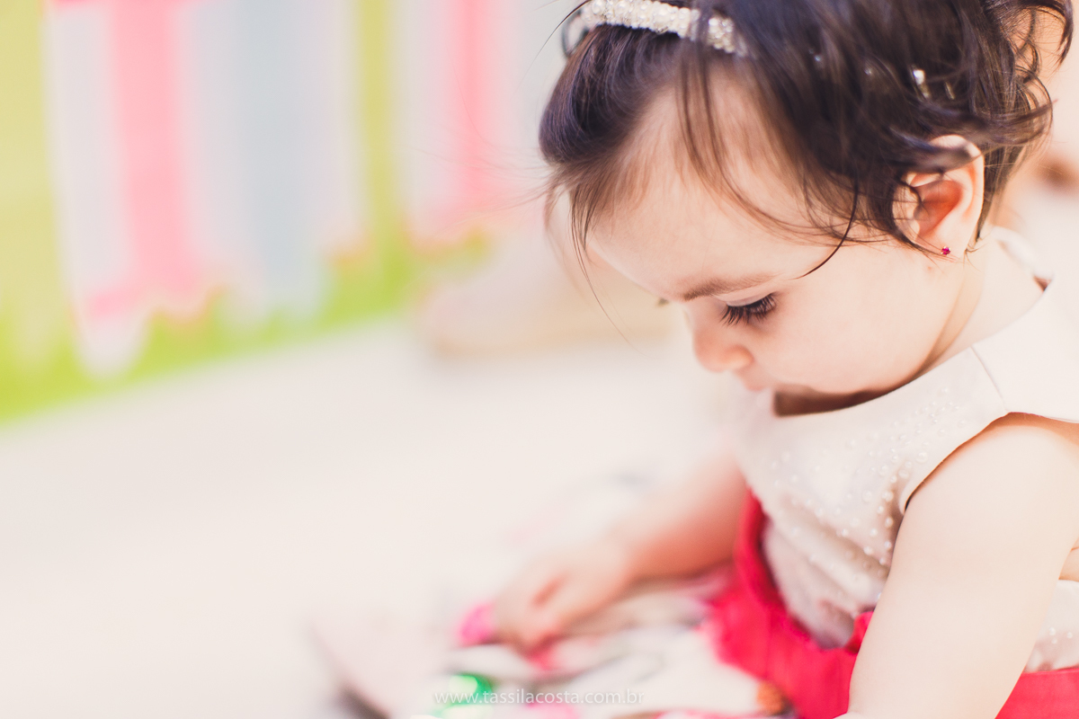 Júlia 1 ano, aniversário de menina em Vitória ES, festa de menina no tema jardim, look rosa para aniversariante de 1 ano, o que vestir no aniversário de 1 ano da minha filha, mãe de 2, tássila costa fotografia, fotos espontâneas no aniversário de 1 ano