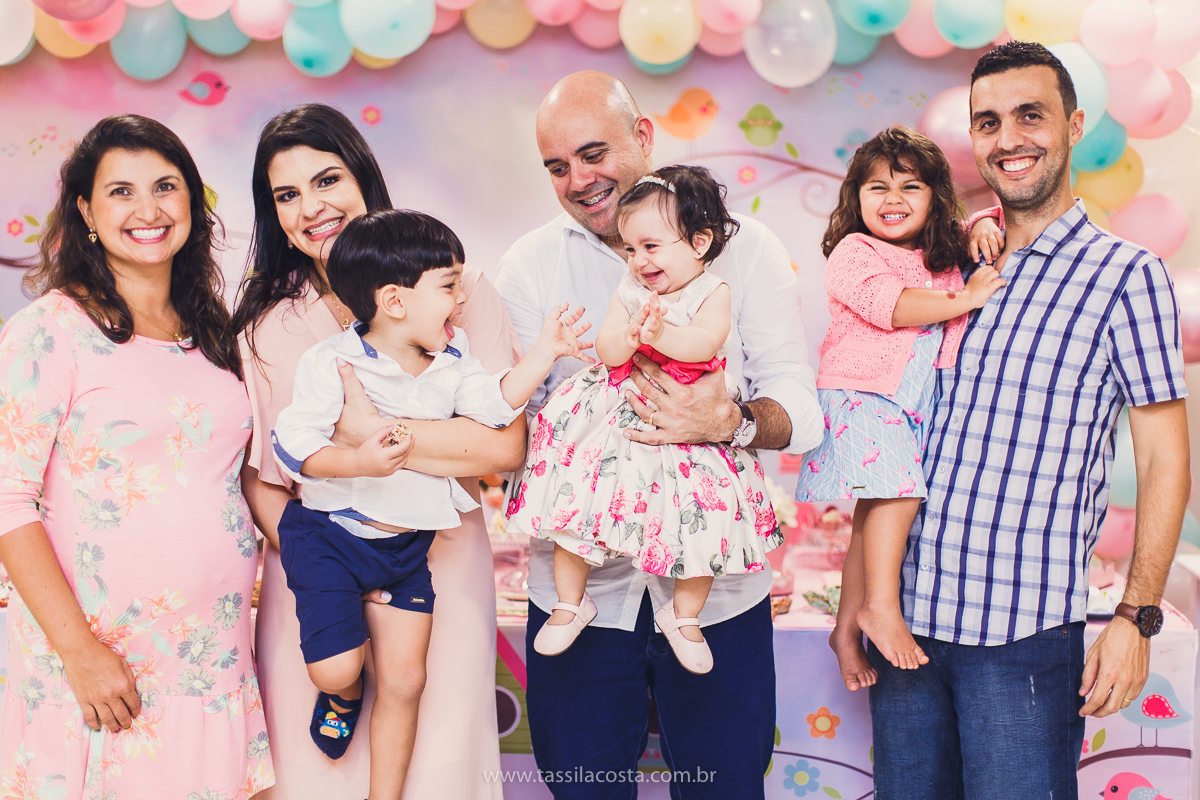 Júlia 1 ano, aniversário de menina em Vitória ES, festa de menina no tema jardim, look rosa para aniversariante de 1 ano, o que vestir no aniversário de 1 ano da minha filha, mãe de 2, tássila costa fotografia, fotos espontâneas no aniversário de 1 ano