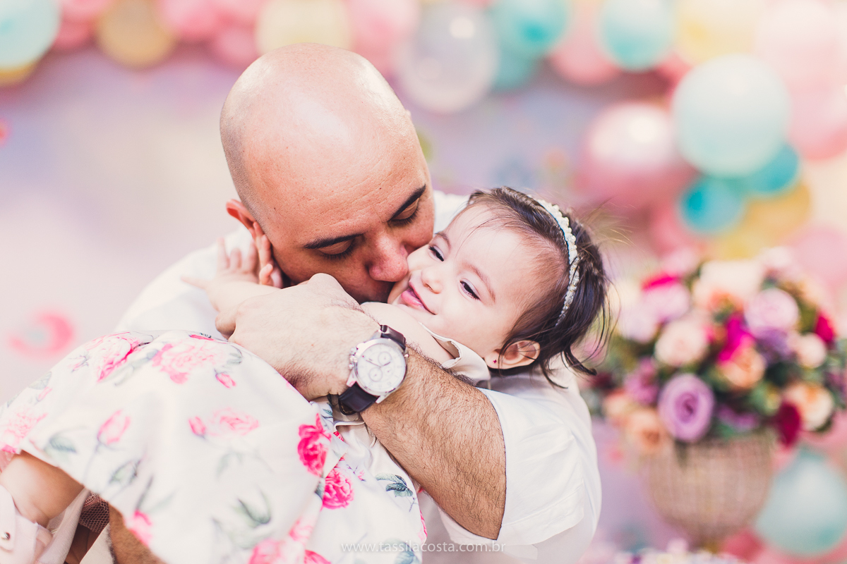 Júlia 1 ano, aniversário de menina em Vitória ES, festa de menina no tema jardim, look rosa para aniversariante de 1 ano, o que vestir no aniversário de 1 ano da minha filha, mãe de 2, tássila costa fotografia, fotos espontâneas no aniversário de 1 ano