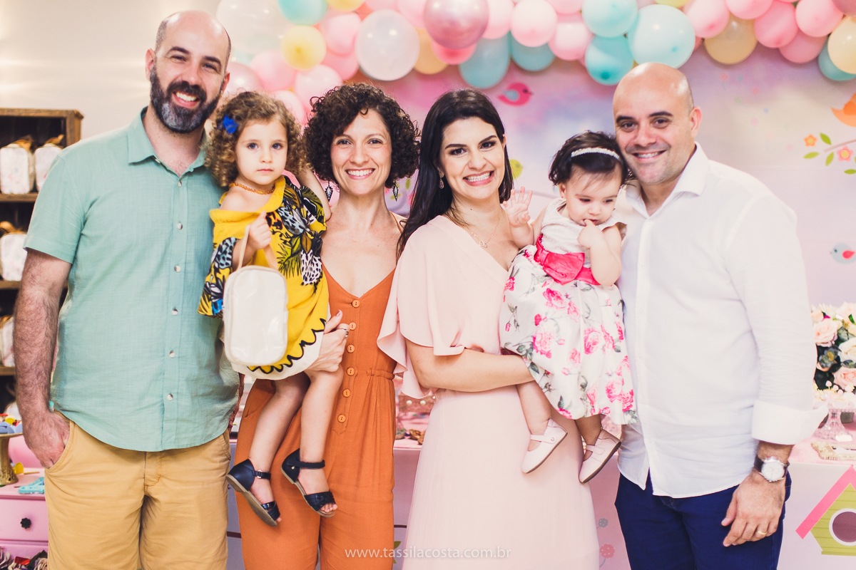 Júlia 1 ano, aniversário de menina em Vitória ES, festa de menina no tema jardim, look rosa para aniversariante de 1 ano, o que vestir no aniversário de 1 ano da minha filha, mãe de 2, tássila costa fotografia, fotos espontâneas no aniversário de 1 ano