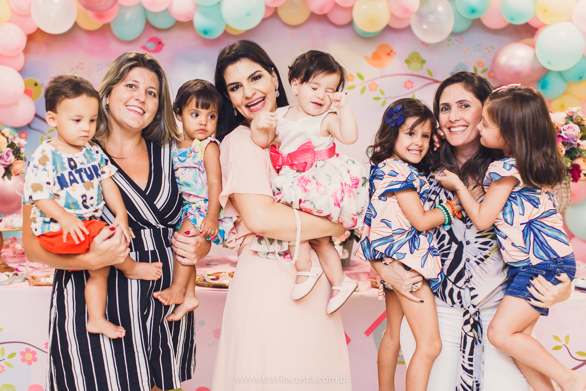 Júlia 1 ano, aniversário de menina em Vitória ES, festa de menina no tema jardim, look rosa para aniversariante de 1 ano, o que vestir no aniversário de 1 ano da minha filha, mãe de 2, tássila costa fotografia, fotos espontâneas no aniversário de 1 ano