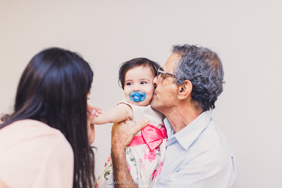 Júlia 1 ano, aniversário de menina em Vitória ES, festa de menina no tema jardim, look rosa para aniversariante de 1 ano, o que vestir no aniversário de 1 ano da minha filha, mãe de 2, tássila costa fotografia, fotos espontâneas no aniversário de 1 ano