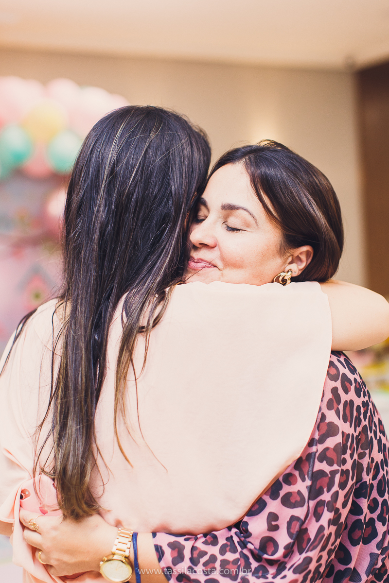 Júlia 1 ano, aniversário de menina em Vitória ES, festa de menina no tema jardim, look rosa para aniversariante de 1 ano, o que vestir no aniversário de 1 ano da minha filha, mãe de 2, tássila costa fotografia, fotos espontâneas no aniversário de 1 ano