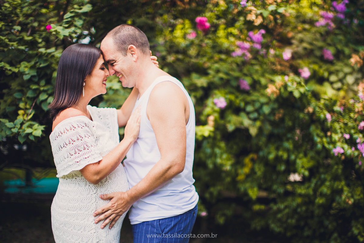 fotos lindas de gestante, feitas no Parque Botânico da Vale, em Vitória ES, tássila costa fotografia, gravidez muito desejada por essa família, fotos de gestante num dia nublado, o que fazer quando chove no meio do ensaio fotográfico, dicas de fotografia 
