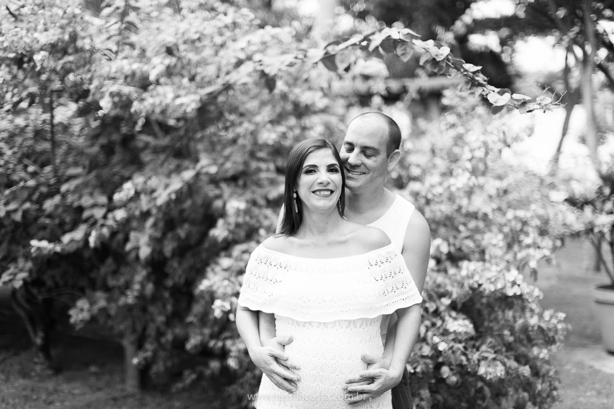 fotos lindas de gestante, feitas no Parque Botânico da Vale, em Vitória ES, tássila costa fotografia, gravidez muito desejada por essa família, fotos de gestante num dia nublado, o que fazer quando chove no meio do ensaio fotográfico, dicas de fotografia 