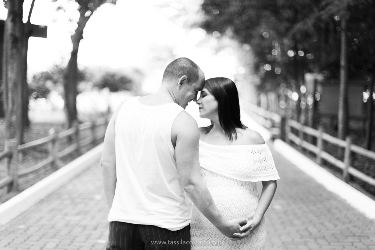 fotos lindas de gestante, feitas no Parque Botânico da Vale, em Vitória ES, tássila costa fotografia, gravidez muito desejada por essa família, fotos de gestante num dia nublado, o que fazer quando chove no meio do ensaio fotográfico, dicas de fotografia 