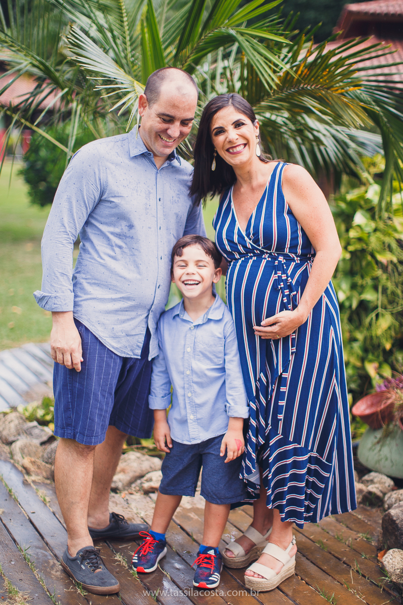 fotos lindas de gestante, feitas no Parque Botânico da Vale, em Vitória ES, tássila costa fotografia, gravidez muito desejada por essa família, fotos de gestante num dia nublado, o que fazer quando chove no meio do ensaio fotográfico, dicas de fotografia 