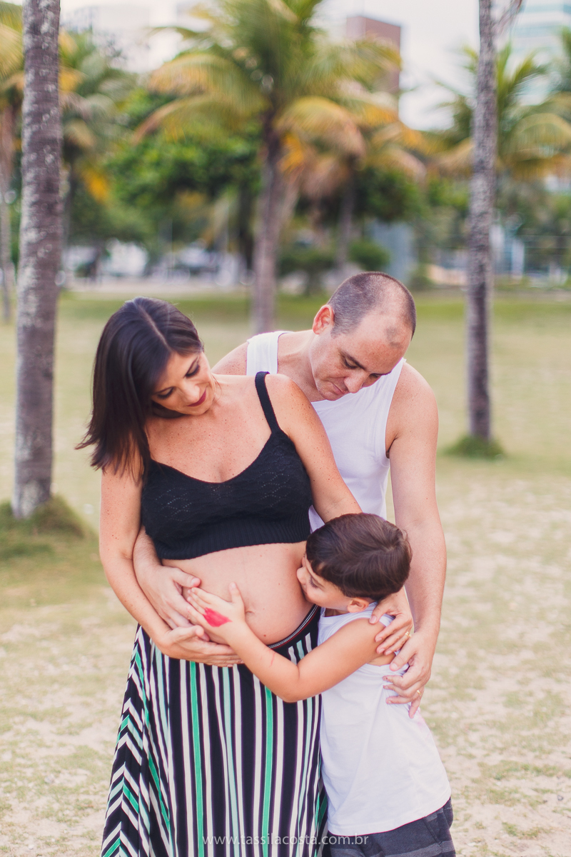 fotos lindas de gestante, feitas no Parque Botânico da Vale, em Vitória ES, tássila costa fotografia, gravidez muito desejada por essa família, fotos de gestante num dia nublado, o que fazer quando chove no meio do ensaio fotográfico, dicas de fotografia 