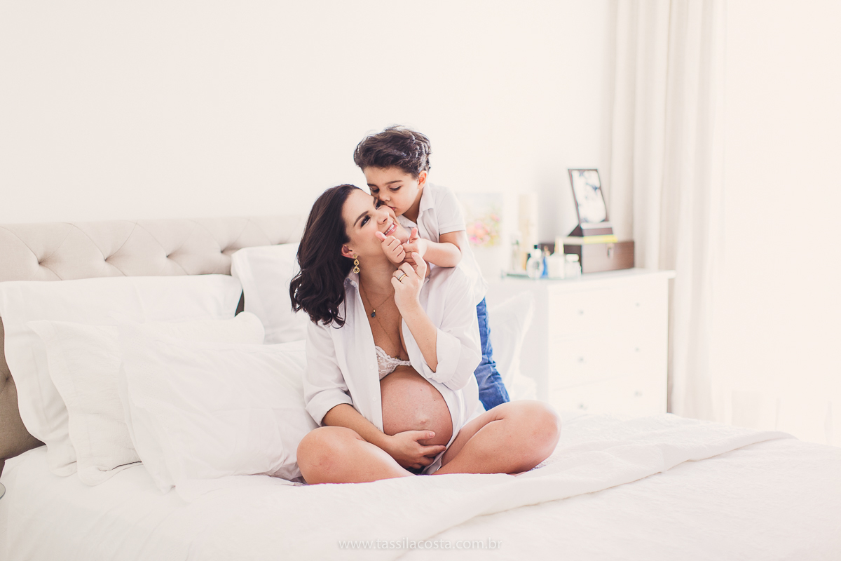 fotos lindas feitas em casa, em Vitória ES, fotógrafa de família, fotos de grávida feitas no quarto, luz linda para fotografar em casa, grávida em Vitória ES, tássila costa fotografia, mãe de dois, looks lindos para vestir no ensaio gestante em casa, foto