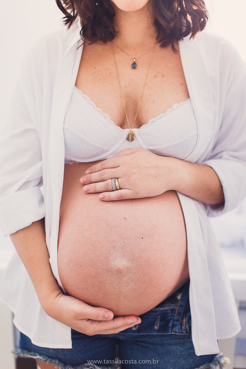 fotos lindas feitas em casa, em Vitória ES, fotógrafa de família, fotos de grávida feitas no quarto, luz linda para fotografar em casa, grávida em Vitória ES, tássila costa fotografia, mãe de dois, looks lindos para vestir no ensaio gestante em casa, foto