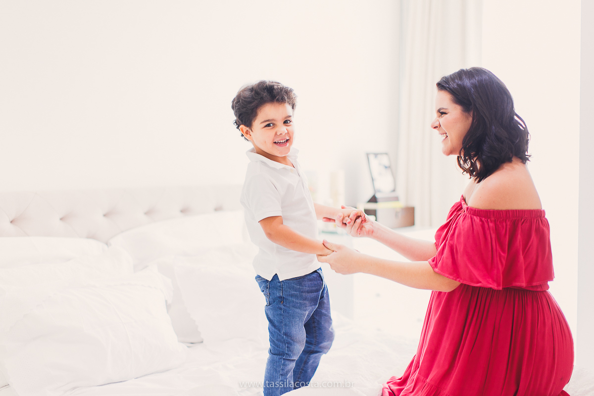 fotos lindas feitas em casa, em Vitória ES, fotógrafa de família, fotos de grávida feitas no quarto, luz linda para fotografar em casa, grávida em Vitória ES, tássila costa fotografia, mãe de dois, looks lindos para vestir no ensaio gestante em casa, foto