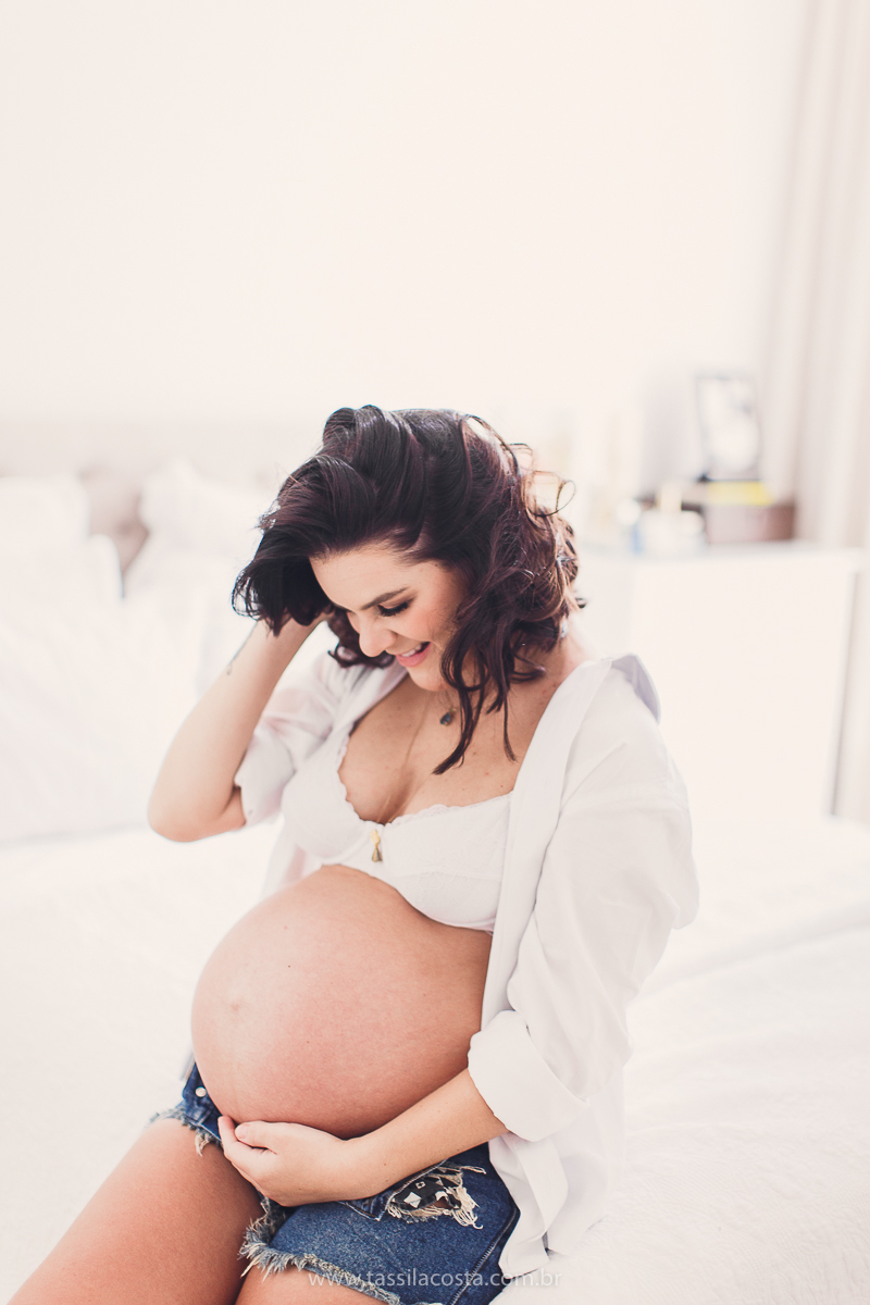 fotos lindas feitas em casa, em Vitória ES, fotógrafa de família, fotos de grávida feitas no quarto, luz linda para fotografar em casa, grávida em Vitória ES, tássila costa fotografia, mãe de dois, looks lindos para vestir no ensaio gestante em casa, foto