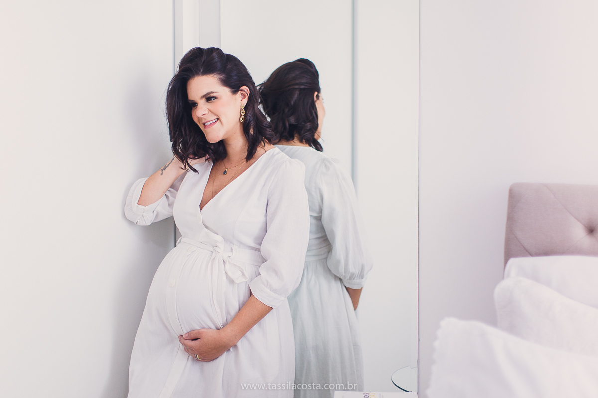 fotos lindas feitas em casa, em Vitória ES, fotógrafa de família, fotos de grávida feitas no quarto, luz linda para fotografar em casa, grávida em Vitória ES, tássila costa fotografia, mãe de dois, looks lindos para vestir no ensaio gestante em casa, foto