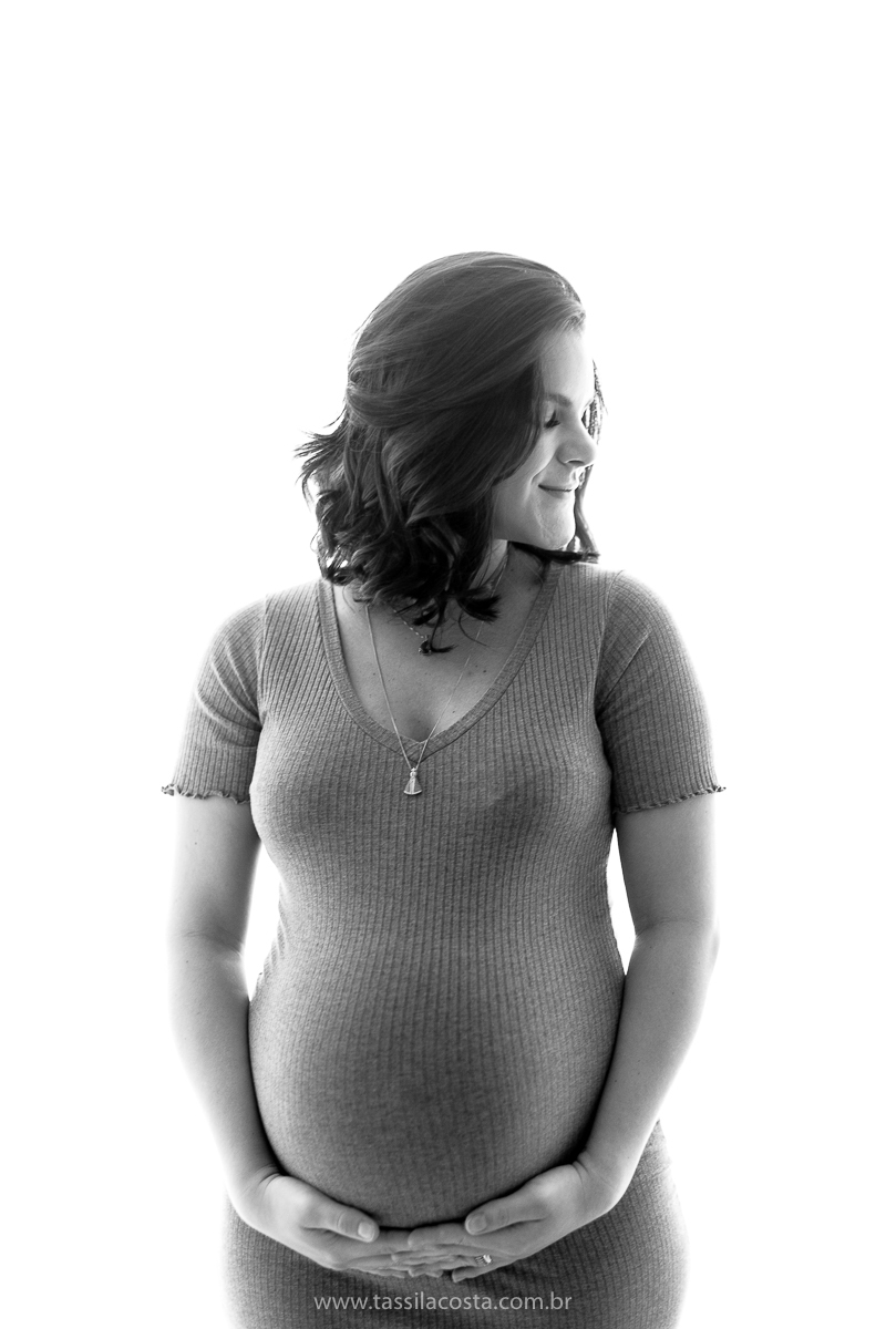 fotos lindas feitas em casa, em Vitória ES, fotógrafa de família, fotos de grávida feitas no quarto, luz linda para fotografar em casa, grávida em Vitória ES, tássila costa fotografia, mãe de dois, looks lindos para vestir no ensaio gestante em casa, foto