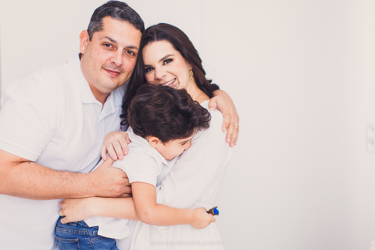 fotos lindas feitas em casa, em Vitória ES, fotógrafa de família, fotos de grávida feitas no quarto, luz linda para fotografar em casa, grávida em Vitória ES, tássila costa fotografia, mãe de dois, looks lindos para vestir no ensaio gestante em casa, foto