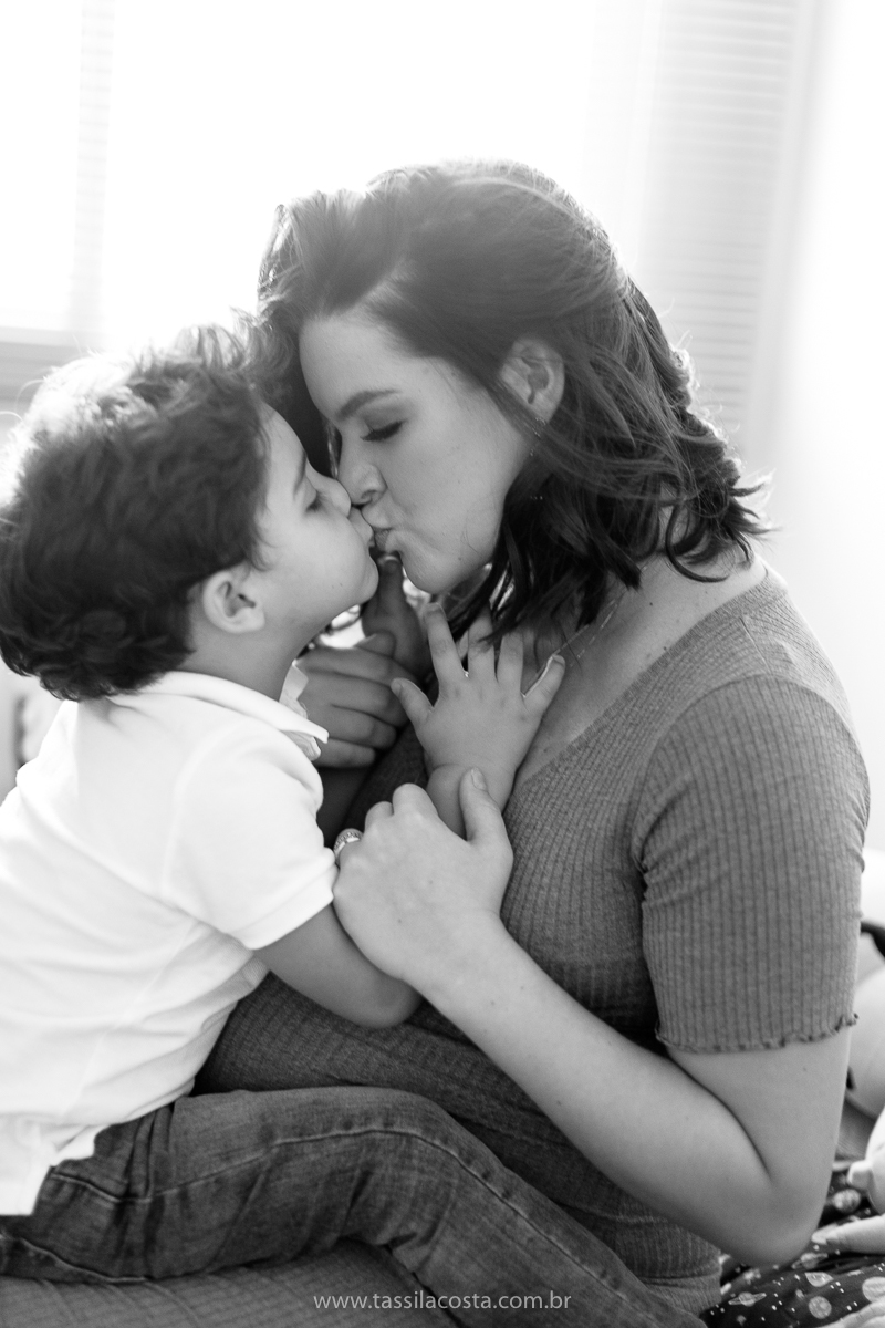 fotos lindas feitas em casa, em Vitória ES, fotógrafa de família, fotos de grávida feitas no quarto, luz linda para fotografar em casa, grávida em Vitória ES, tássila costa fotografia, mãe de dois, looks lindos para vestir no ensaio gestante em casa, foto