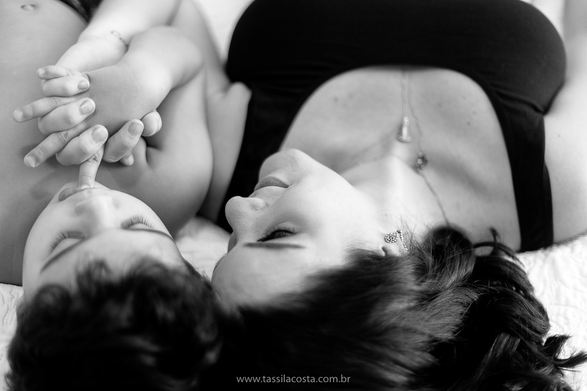 fotos lindas feitas em casa, em Vitória ES, fotógrafa de família, fotos de grávida feitas no quarto, luz linda para fotografar em casa, grávida em Vitória ES, tássila costa fotografia, mãe de dois, looks lindos para vestir no ensaio gestante em casa, foto