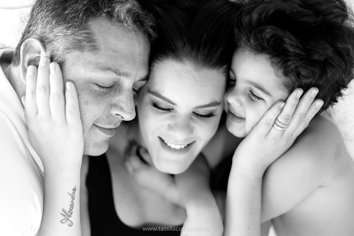 fotos lindas feitas em casa, em Vitória ES, fotógrafa de família, fotos de grávida feitas no quarto, luz linda para fotografar em casa, grávida em Vitória ES, tássila costa fotografia, mãe de dois, looks lindos para vestir no ensaio gestante em casa, foto