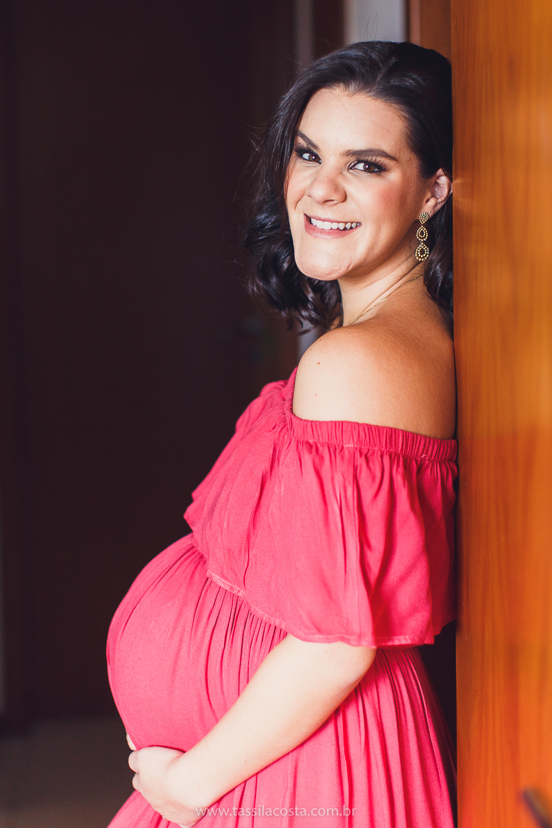 fotos lindas feitas em casa, em Vitória ES, fotógrafa de família, fotos de grávida feitas no quarto, luz linda para fotografar em casa, grávida em Vitória ES, tássila costa fotografia, mãe de dois, looks lindos para vestir no ensaio gestante em casa, foto