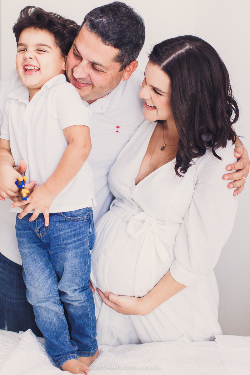 fotos lindas feitas em casa, em Vitória ES, fotógrafa de família, fotos de grávida feitas no quarto, luz linda para fotografar em casa, grávida em Vitória ES, tássila costa fotografia, mãe de dois, looks lindos para vestir no ensaio gestante em casa, foto